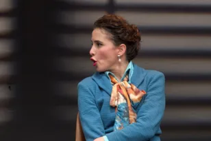 Χριστίνα Μπακαστάθη: «Είμαστε οι ρωγμές μας» – Η σάτιρα, η σύγκρουση και η γυναίκα που παίρνει το πάνω χέρι