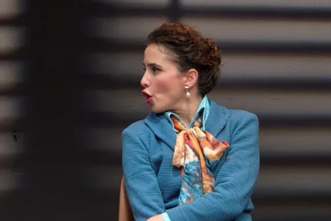 Χριστίνα Μπακαστάθη: «Είμαστε οι ρωγμές μας» – Η σάτιρα, η σύγκρουση και η γυναίκα που παίρνει το πάνω χέρι