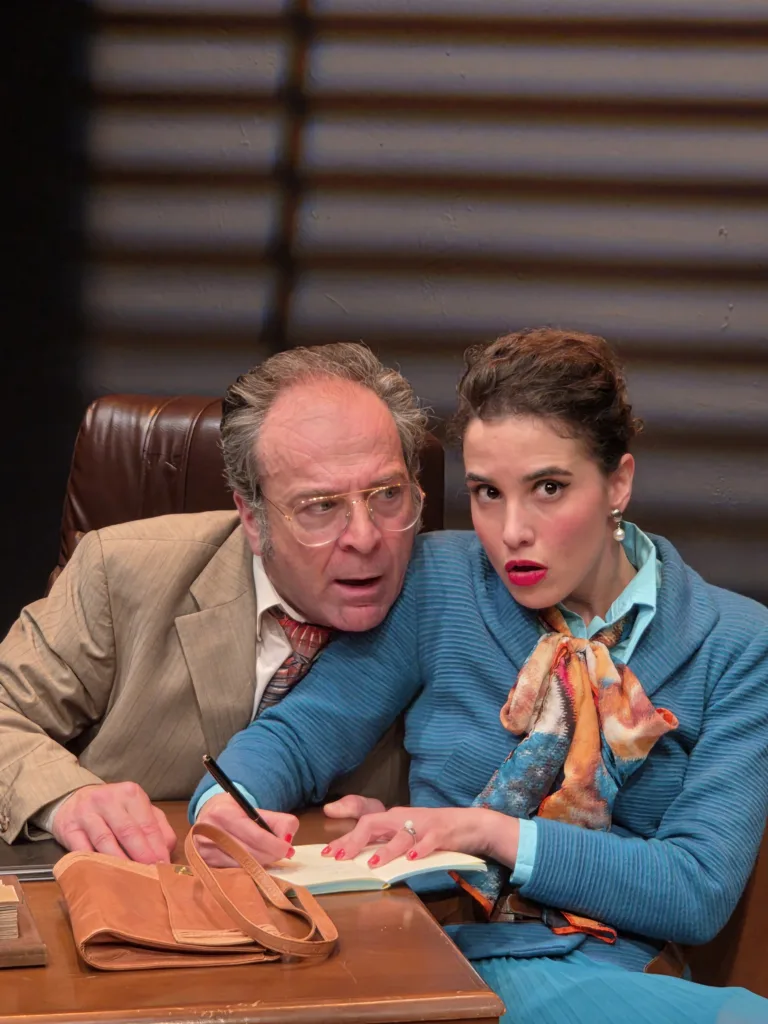 Χριστίνα Μπακαστάθη: «Είμαστε οι ρωγμές μας» – Η σάτιρα, η σύγκρουση και η γυναίκα που παίρνει το πάνω χέρι