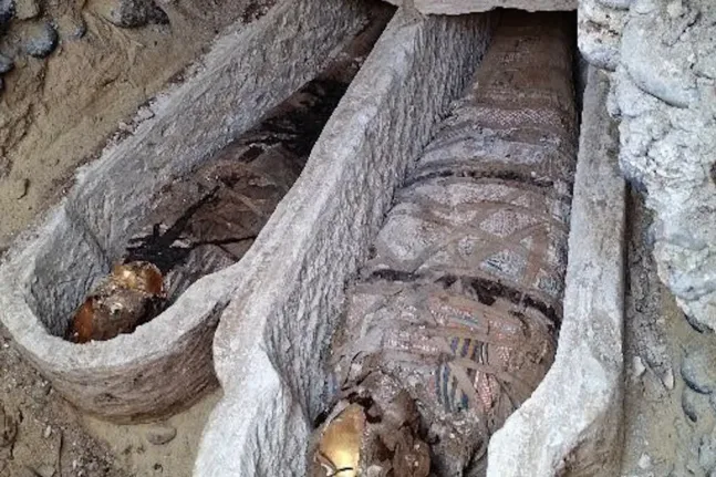 Αρχαιολόγοι στην Αίγυπτο ανακάλυψαν αντίγραφο της «Ιλιάδας» του Ομήρου, στο στομάχι μιας μούμιας