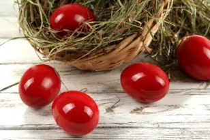 Το μεγάλο κόλπο για να βάψετε και να καταναλώσετε με ασφάλεια τα αυγά το Πάσχα