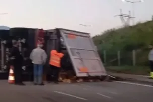 Αντίρριο: Νταλίκα με ξυλεία ανατράπηκε στην είσοδο της Γέφυρας – Μεγάλη κινητοποίηση στο σημείο ΒΙΝΤΕΟ