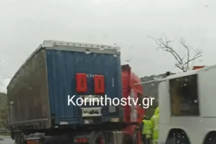 Κακοκαιρία «Erminio»: Νταλίκα δίπλωσε στην παλιά εθνική Κορίνθου - Άργους, κλειστό το ένα ρεύμα ΦΩΤΟ