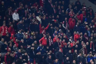 Ολυμπιακός – Οπαδοί στην προπόνηση ενόψει Παναθηναϊκού: «Να ματώσετε τη φανέλα»