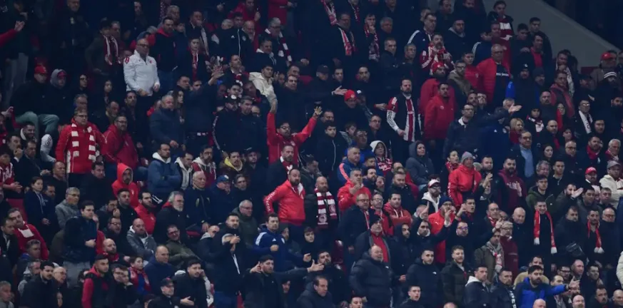 Ολυμπιακός - Οπαδοί στην προπόνηση ενόψει Παναθηναϊκού: «Να ματώσετε τη φανέλα»