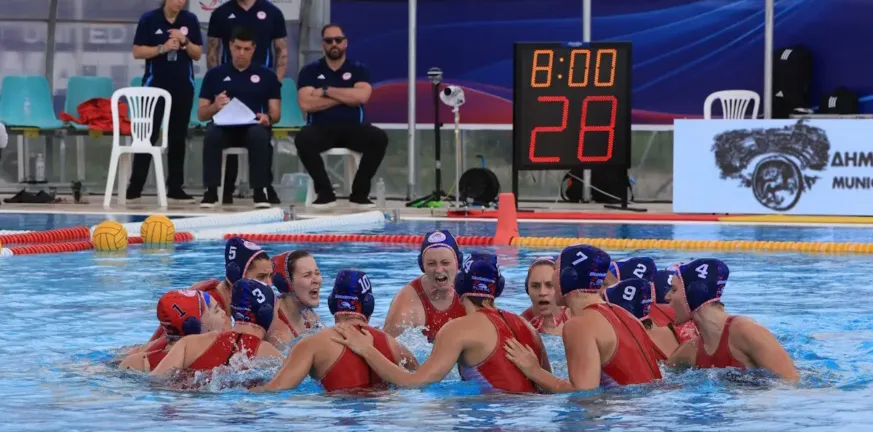 Το Κύπελλο στην πισίνα βάφτηκε κόκκινο