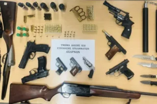 Πέντε συλλήψεις και μεγάλο οπλοστάσιο σε επιχείρηση της ΕΛ.ΑΣ. στις Αχαρνές