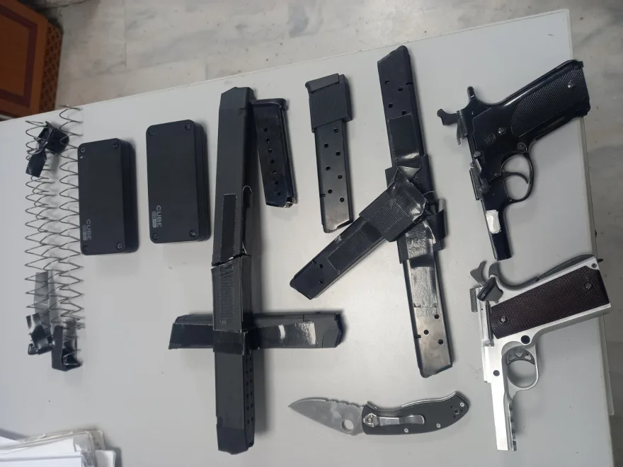 Χανιά: Συνελήφθη 68χρονος στο αεροδρόμιο με εξαρτήματα όπλων και μετρητά Χανιά: Συνελήφθη 68χρονος στο αεροδρόμιο με εξαρτήματα όπλων και μετρητά