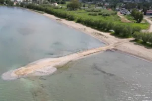 Περιβαλλοντικό έγκλημα στον Ωρωπό: Μπάζα στη λιμνοθάλασσα Natura και δρόμος 60 μέτρων μέσα στη θάλασσα