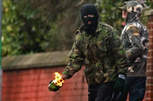 New IRA: Απειλεί με βόμβες στα σπίτια αστυνομικών στη Βόρεια Ιρλανδία