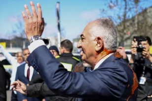 Επίθεση με κόκκινη μπογιά στον Ρεζά Παχλαβί στο Βερολίνο ΒΙΝΤΕΟ