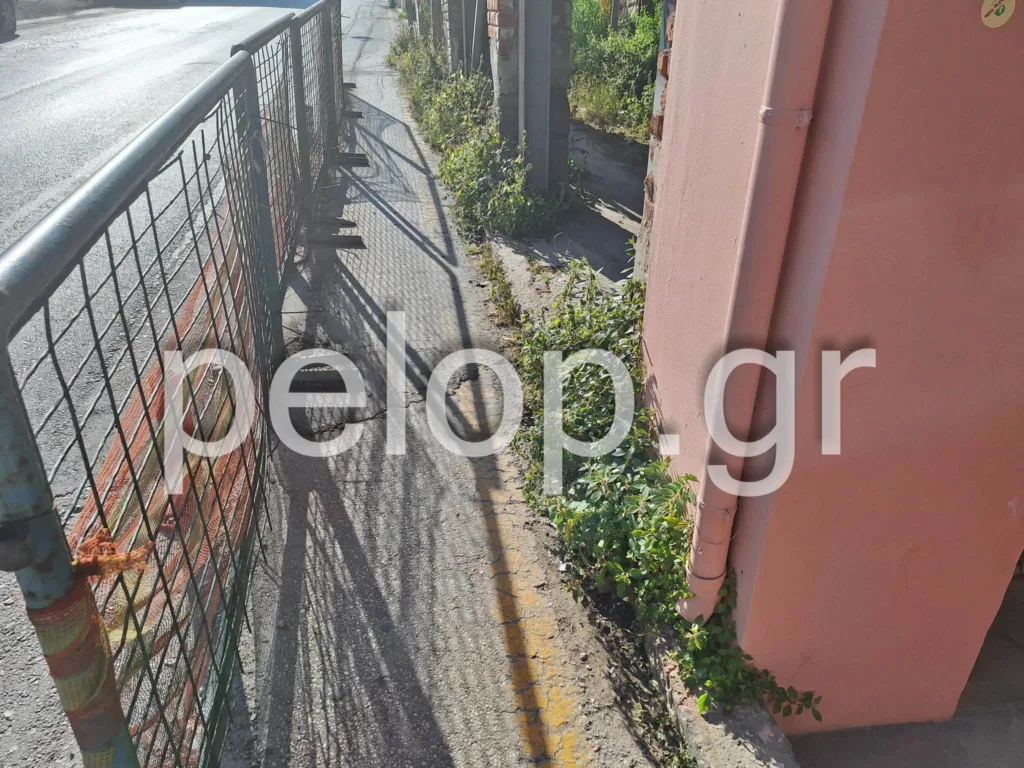 Πάτρα: Πεζοδρόμιο-παγίδα δίπλα σε ερειπωμένο κτίριο στην Παλαιών Πατρών Γερμανού
