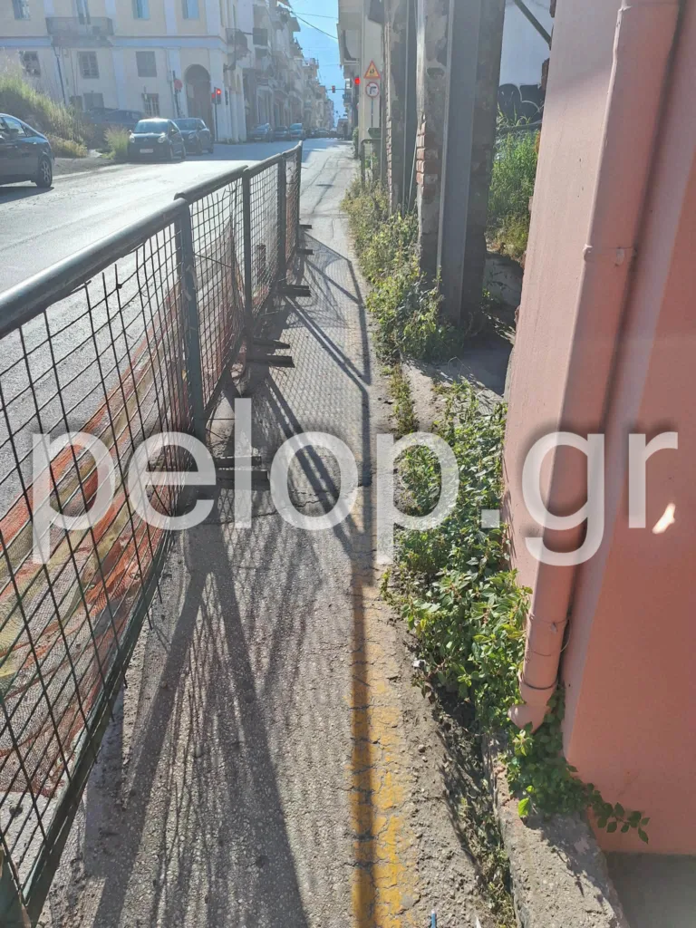 Πάτρα: Πεζοδρόμιο-παγίδα δίπλα σε ερειπωμένο κτίριο στην Παλαιών Πατρών Γερμανού