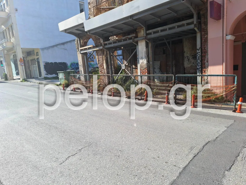 Πάτρα: Πεζοδρόμιο-παγίδα δίπλα σε ερειπωμένο κτίριο στην Παλαιών Πατρών Γερμανού