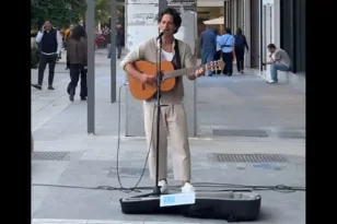 Ο Πάνος Βλάχος πήρε την κιθάρα του και τραγούδησε στην Ερμού ΒΙΝΤΕΟ