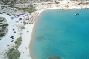 Conde Nast Traveller: Αυτή είναι η σχεδόν… άγνωστη ελληνική παραλία που προτείνει για σπέσιαλ εμπειρία