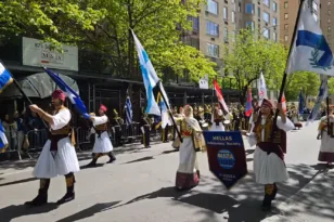 Μανχάταν: Με Εύζωνες, σημαίες και χιλιάδες ομογενείς η μεγάλη ελληνική παρέλαση