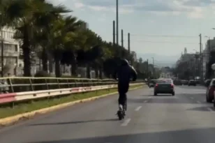 Αδιανόητο περιστατικό στη Συγγρού: Άνδρας τρέχει με πατίνι στην αριστερή λωρίδα ΒΙΝΤΕΟ