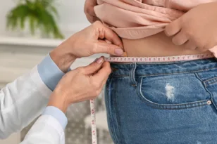 Παχυσαρκία: «Τα φάρμακα μπορούν να γίνουν φαρμάκι» – Η Βενετσάνα Κυριαζοπούλου εξηγεί