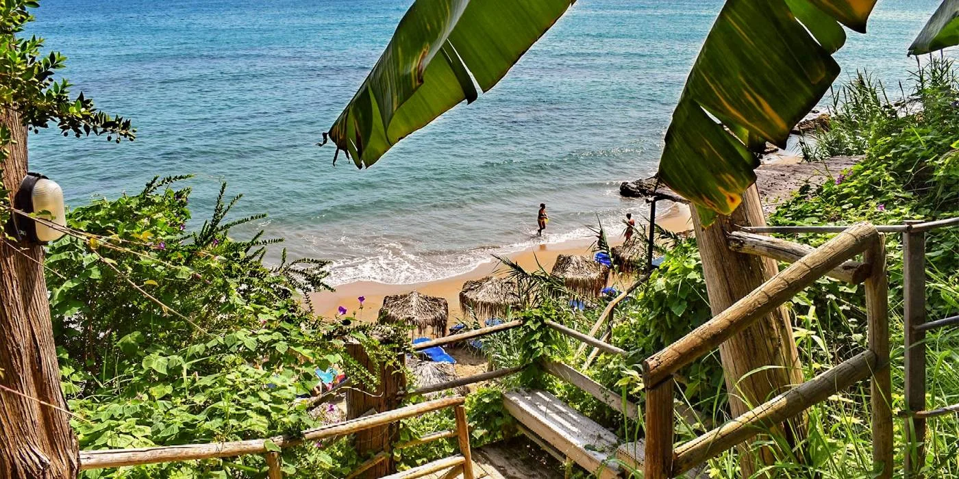 Παραλίες στην Πελοπόννησο: 10 ακτές που ορίζουν το ελληνικό καλοκαίρι