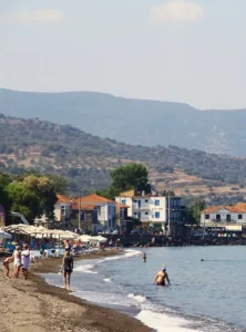 Οι 8 καλύτερες παραλίες της Λέσβου: Από την Πέτρα στον Μόλυβο και τον Άγιο Ερμογένη