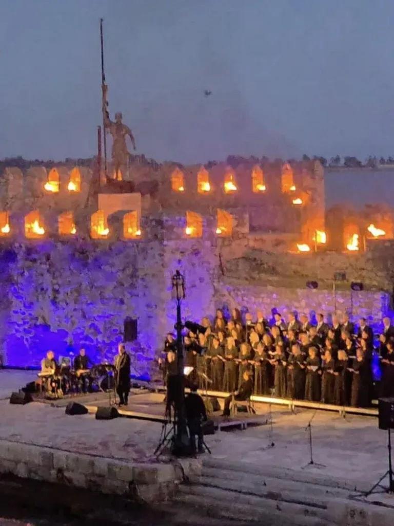 Ναύπακτος: Ο Λευτέρης Πετρούνιας και η Βασιλική Μιλλούση πέρασαν οικογενειακά το Πάσχα στην πόλη ΦΩΤΟ