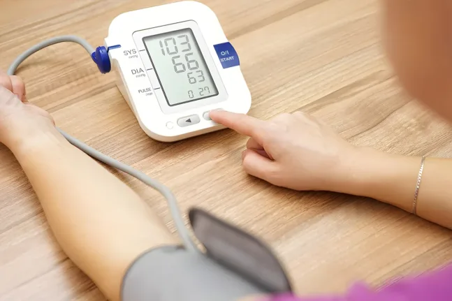 Προσοχή στη μέτρηση της πίεσης στο σπίτι, η λάθος θέση του χεριού που πρέπει να αποφεύγετε