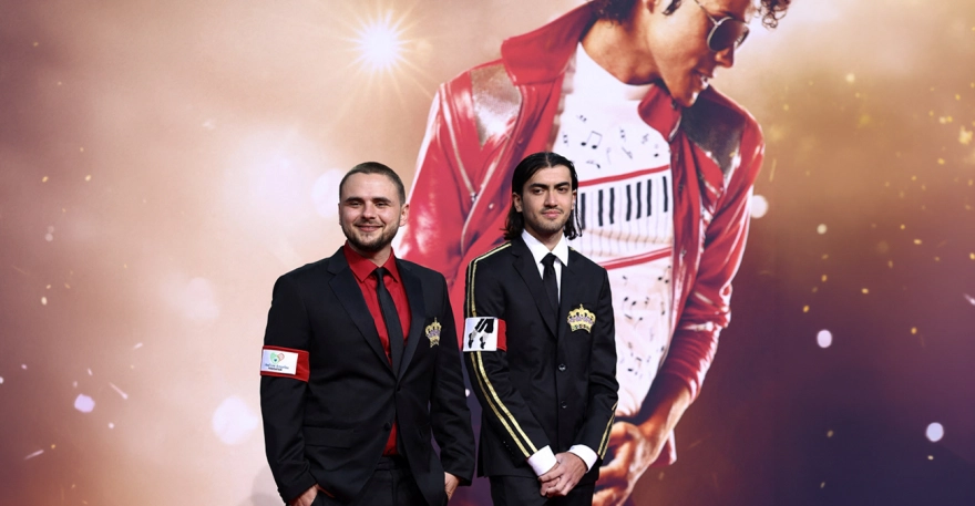 Μάικλ Τζάκσον: Οι γιοι του τίμησαν το στυλ του στην πρεμιέρα του «Michael»