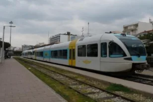 Πάτρα: Σύγκρουση αμαξοστοιχίας με σταθμευμένο αυτοκίνητο!