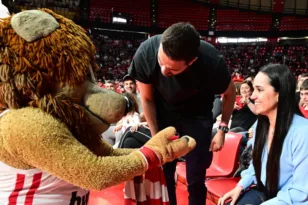 Ρομαντική στιγμή στο ΣΕΦ, άνδρας έκαμνε πρόταση γάμου στο γήπεδο!