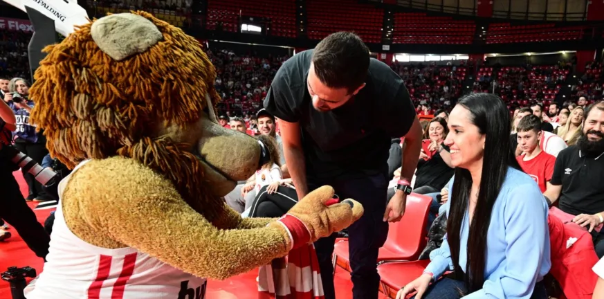 Ρομαντική στιγμή στο ΣΕΦ, άνδρας έκαμνε πρόταση γάμου στο γήπεδο!