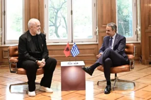 Μητσοτάκης – Ράμα στο Μαξίμου: Χιούμορ για το ντύσιμο στην έναρξη της συνάντησης