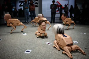 Ρομποτικά «σκυλιά» με πρόσωπα διάσημων προκαλούν στο Βερολίνο