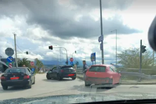 Πάτρα: Τροχαίο στη διασταύρωση Γλαύκου – Ακρωτηρίου – Δύο αυτοκίνητα