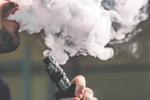 Απίστευτη απάτη στο Λονδίνο: Τον νάρκωσαν με νοθευμένο ηλεκτρονικό τσιγάρο και του άδειασαν τον λογαριασμό με Face ID