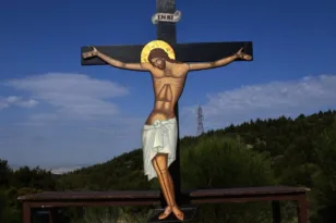 Πάτρα: Η Μικτή Χορωδία της Πολυφωνικής ψάλλει το «Σήμερον κρεμάται επί ξύλου» στον Άγιο Διονύσιο