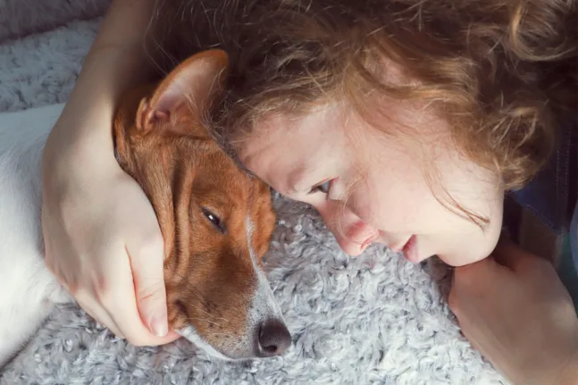 Οι γυναίκες κοιμούνται καλύτερα με τα σκυλιά τους παρά με τους συντρόφους τους