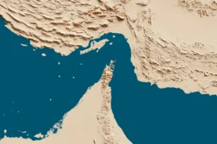 Στενά του Ορμούζ: Δύο πλοία δέχθηκαν πυρά ενώ επιχειρούσαν να περάσουν