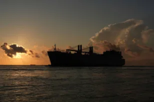 Κλιμάκωση στη Μέση Ανατολή: Το Ιράν απειλεί με αντίποινα μετά την κατάσχεση του πλοίου από τις ΗΠΑ