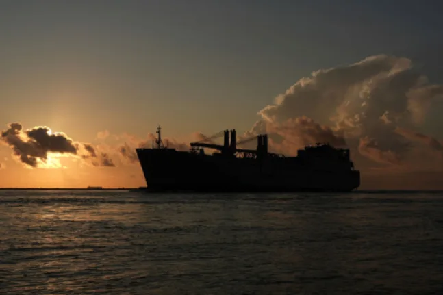 Κλιμάκωση στη Μέση Ανατολή: Το Ιράν απειλεί με αντίποινα μετά την κατάσχεση του πλοίου από τις ΗΠΑ