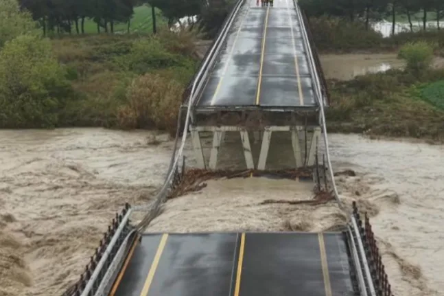 Κύμα κακοκαιρίας χτυπά την Ιταλία: Κατάρρευση γέφυρας και εγκλωβισμένοι κάτοικοι