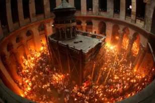 Άγιο Φως: Ολοκληρώθηκε η αφή στα Ιεροσόλυμα – Το απόγευμα στην Αθήνα