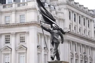 Banksy: Μυστηριώδες άγαλμα με την υπογραφή του εμφανίστηκε στο κεντρικό Λονδίνο