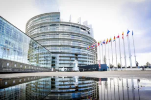 Πίεση στη Μέτσολα για φρένο στις μετακινήσεις του Ευρωκοινοβουλίου στο Στρασβούργο