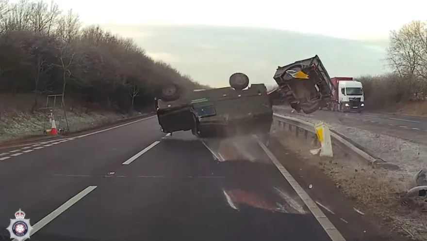 Η στιγμή που στρατιωτικό όχημα ανατρέπεται σε αυτοκινητόδρομο στη Βρετανία ΒΙΝΤΕΟ