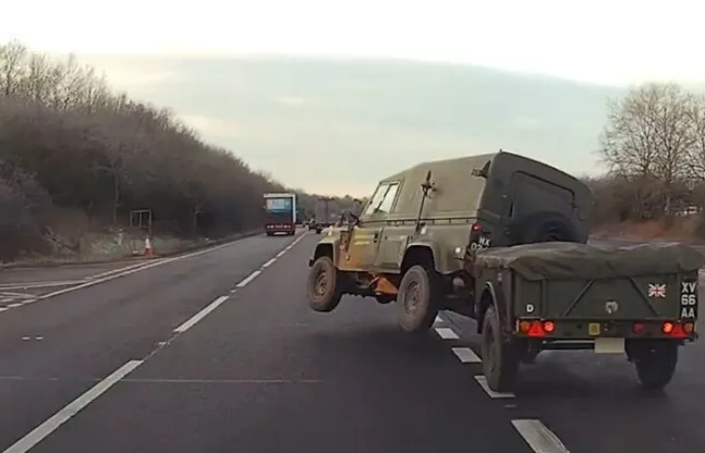 Η στιγμή που στρατιωτικό όχημα ανατρέπεται σε αυτοκινητόδρομο στη Βρετανία ΒΙΝΤΕΟ