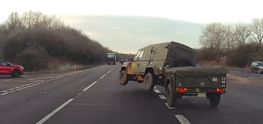 Η στιγμή που στρατιωτικό όχημα ανατρέπεται σε αυτοκινητόδρομο στη Βρετανία ΒΙΝΤΕΟ
