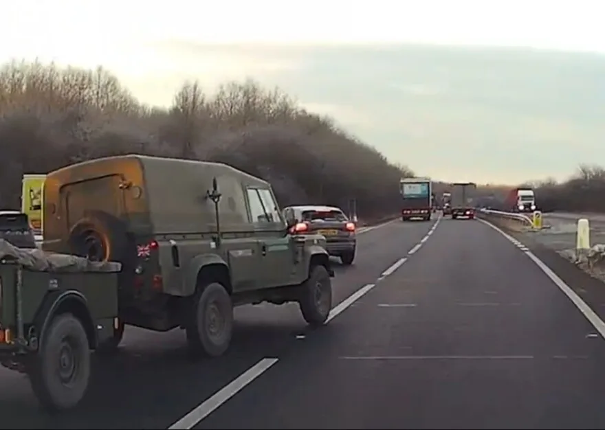 Η στιγμή που στρατιωτικό όχημα ανατρέπεται σε αυτοκινητόδρομο στη Βρετανία ΒΙΝΤΕΟ