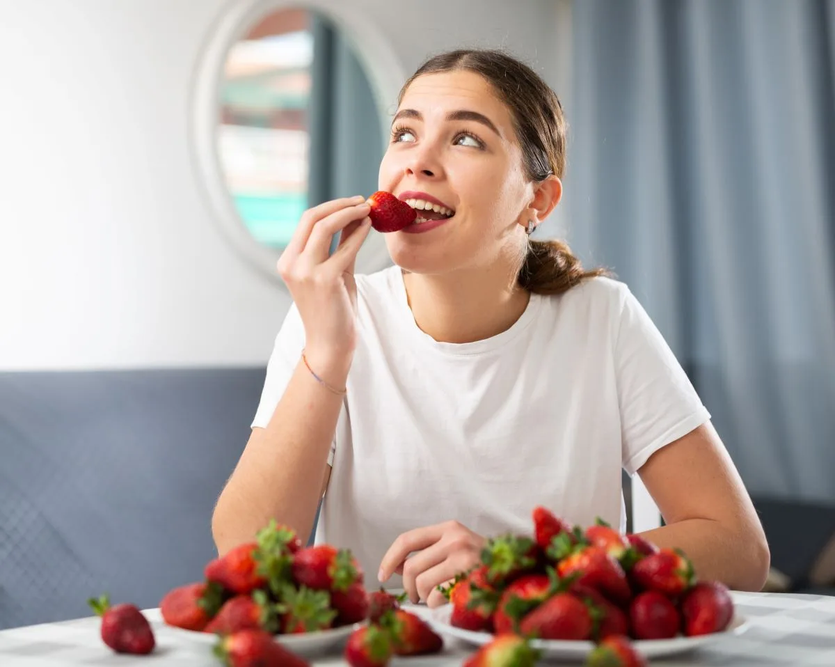 Χοληστερόλη: Το κόκκινο φρούτο που συνδέεται με πτώση της LDL μέσα σε 60 λεπτά