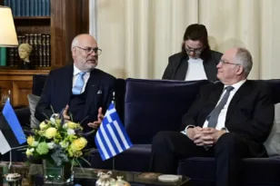 Τασούλας – Κάρις: Κοινό μήνυμα για διεθνές δίκαιο, Ουκρανία και άμυνα στη συνάντηση Αθήνας – Εσθονίας